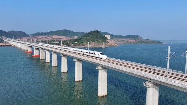 11月18日，55571次测试列车通过西湾双线跨海大桥。 姜新颖 摄.jpg