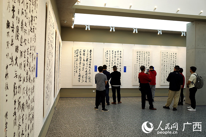 作品书体篆、隶、楷、行、草五体兼备。人民网记者 覃心摄