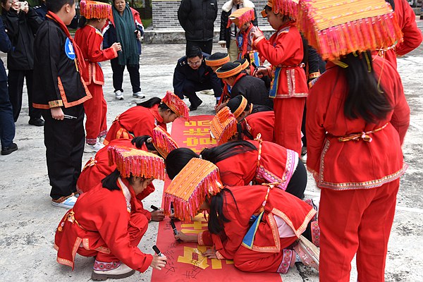 学生在“争做小小税法宣传员”横幅上签名。覃小娟摄
