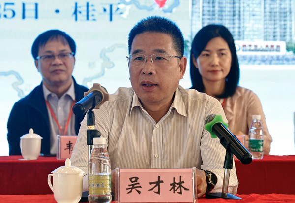 广西壮族自治区卫生健康委员会二级巡视员吴才林在开幕式上致辞。杨承锐摄