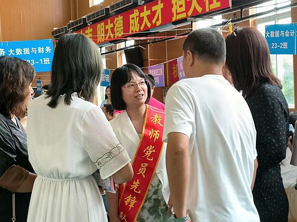 设立教师党员示范岗。桂林理工大学南宁分校供图