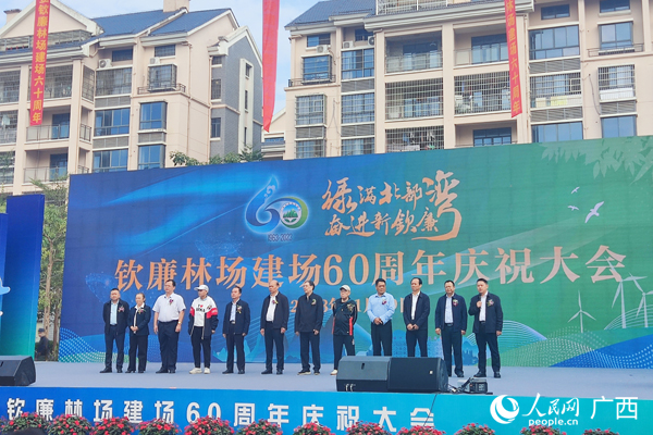 场友送祝福。人民网记者 王勇摄