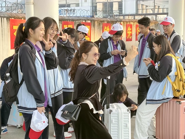 师生们在贵港站合影留念。张大良摄