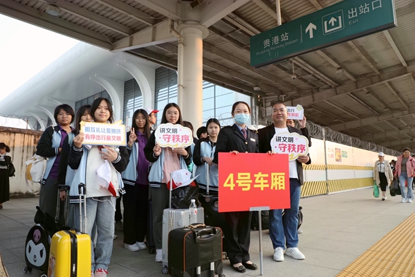 师生们在站台候车。白珏翠摄