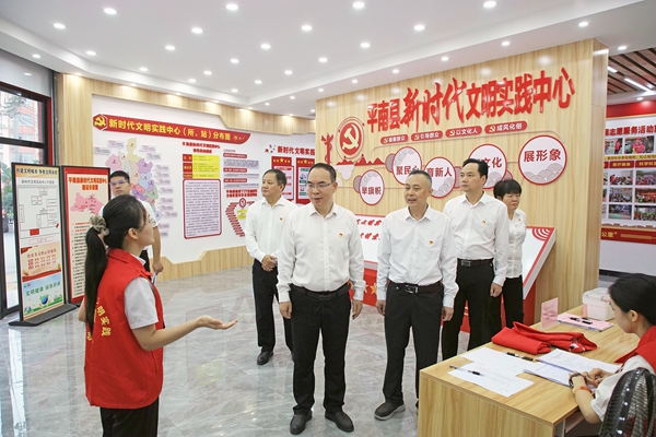 平南县领导走访该县新时代文明实践中心。莫舒华摄