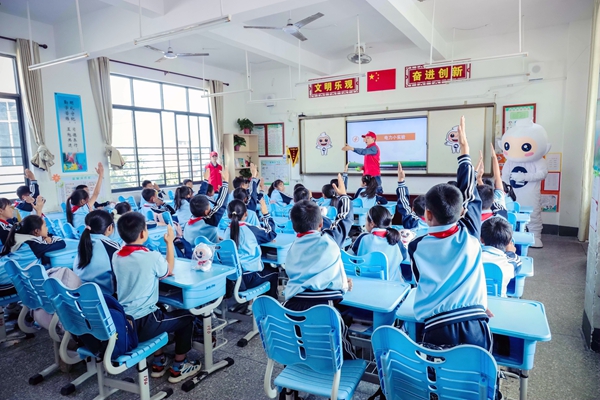 志愿者给学生们讲解日常生活密切相关的安全用电常识。黄子铭摄