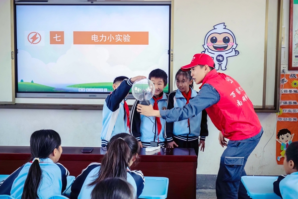 志愿者和学生们一起做电力小实验。黄子铭摄