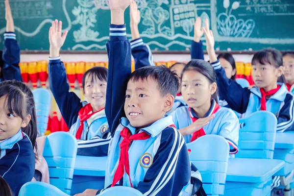 学生们积极举手抢答。黄子铭摄