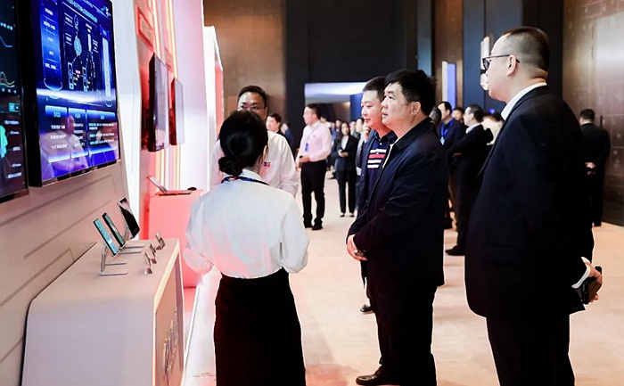 嘉宾参观广西电信“数字广西”建设成果展。广西电信供图