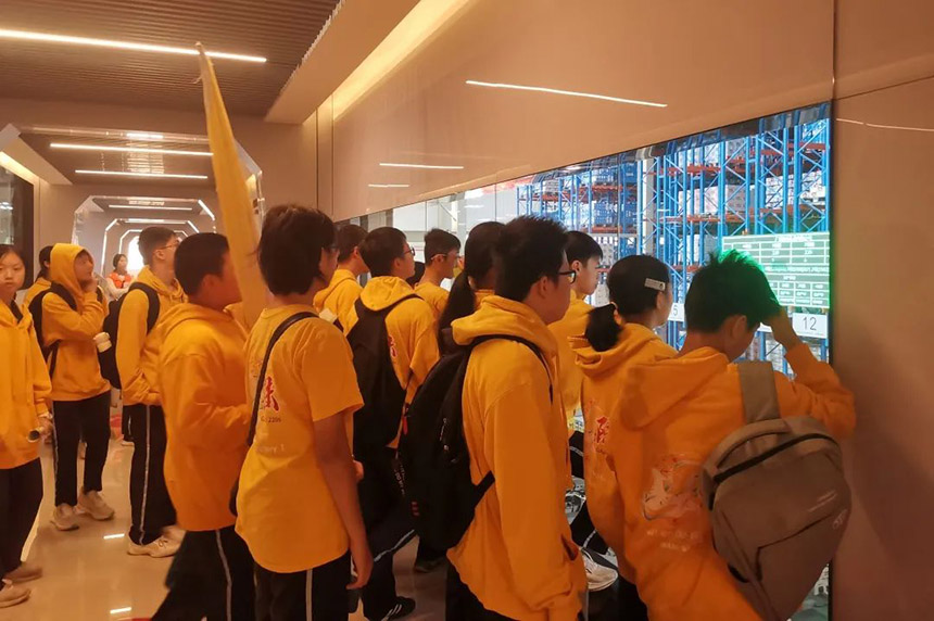 学生们参观皇氏智能工厂。皇氏集团供图