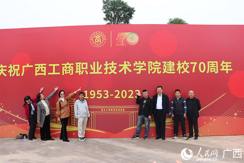 校友们合影留念。人民网 冯肖慧摄
