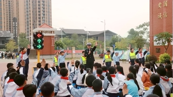 交警与学生互动。夏冰摄