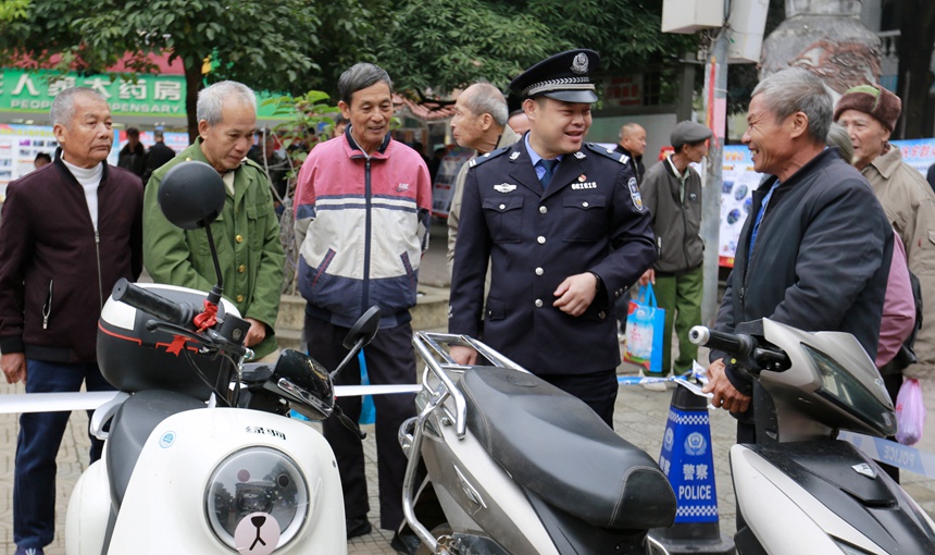 民警將被盜電動車返還給群眾