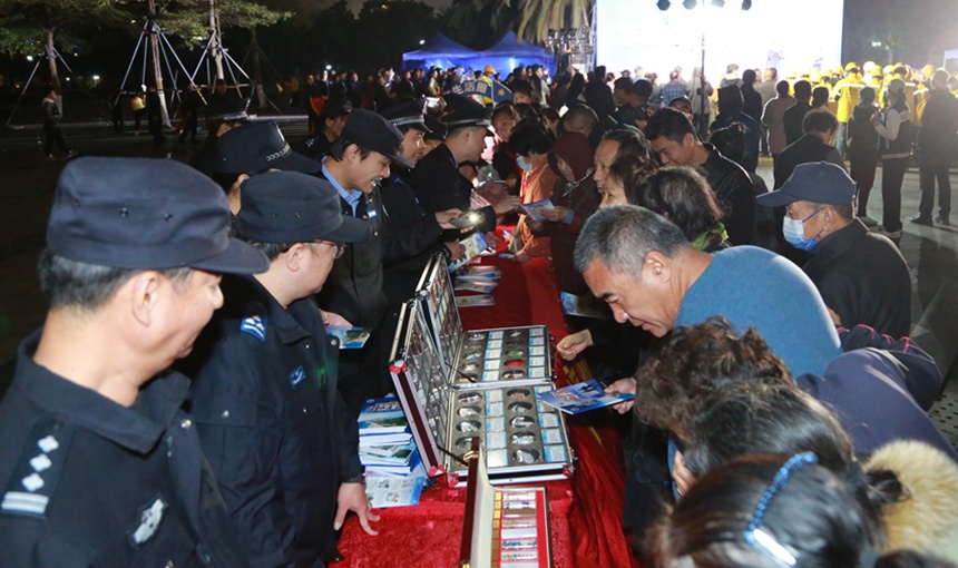 民警向現場群眾宣傳保護財產安全知識