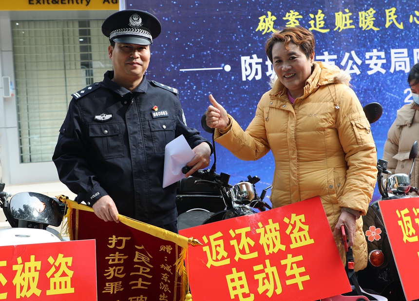 群眾領到被盜物品后向民警點贊