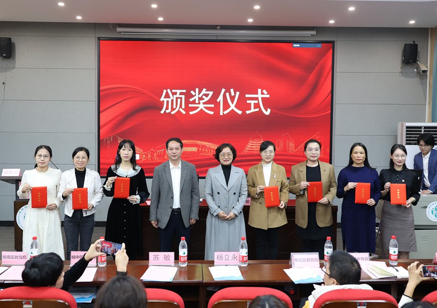 杨立永、苏敏为获奖代表颁奖。陆丽娟摄