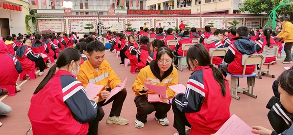 玉林工务段路外安全宣传小分队队员在给小学生宣传宣讲铁路安全法规知识。李慕传摄