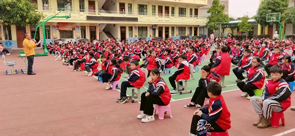 玉林工务段路外安全宣传小分队队员在给小学生宣传宣讲铁路安全法规知识和铁路“十不准”规定。李慕传摄