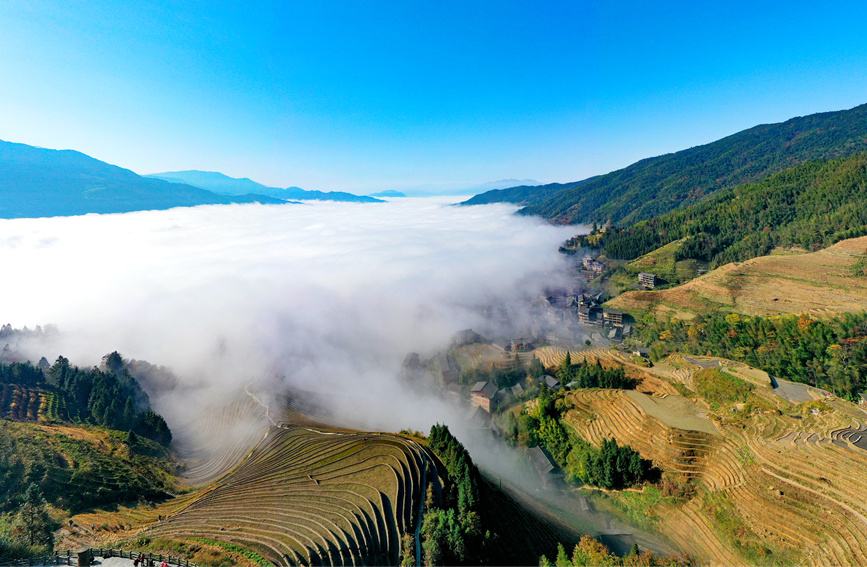 在龙脊梯田拍摄的云海美景。潘志祥摄