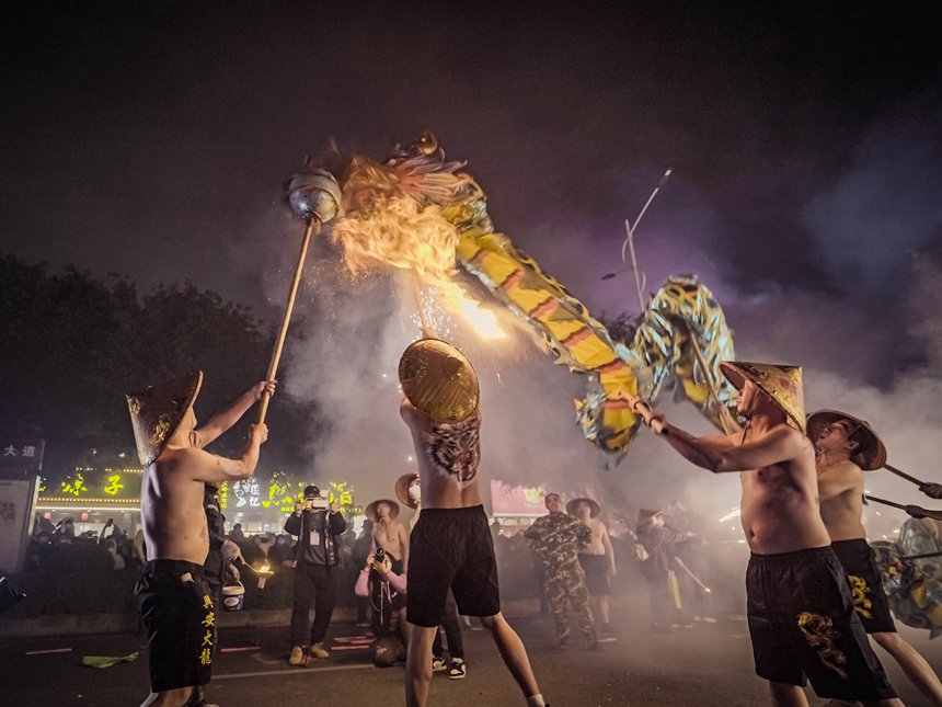 龙喷祥火。黄少将摄