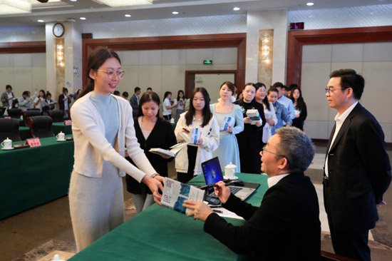读书分享最后，东西现场签名赠书。