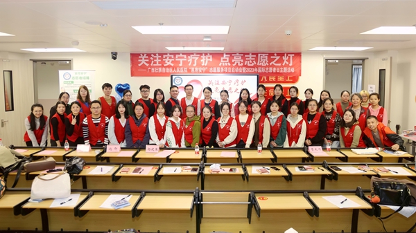 合影。李铮诚摄