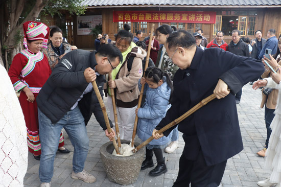 与壮族群众一起打糍粑。宁文青摄