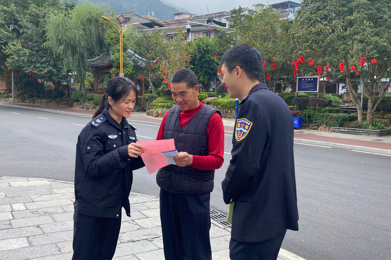 劳动保障监察员向群众开展《保障农民工工资支付条例》普法宣传。来宾市人力资源和社会保障局供图