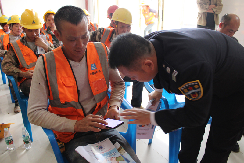 劳动保障监察员一对一指导农民工如何使用“一键式”维权。来宾市人力资源和社会保障局供图