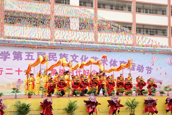 文艺表演《中国龙》。王向辉摄