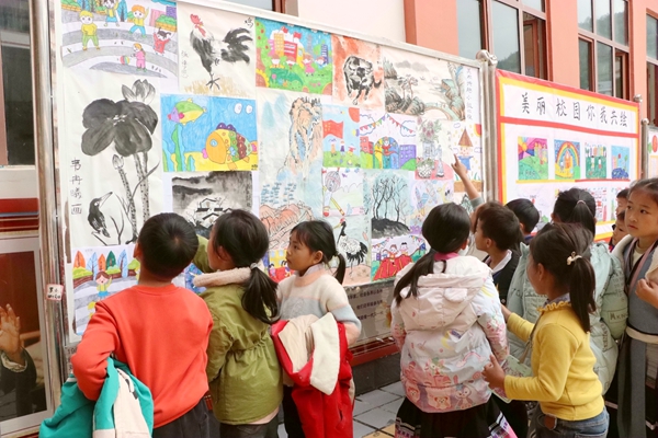学生在书画展板前驻足观看。王向辉摄