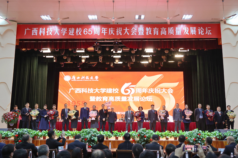 大会现场举行校友代表为教师代表献花谢师恩活动。罗杰摄