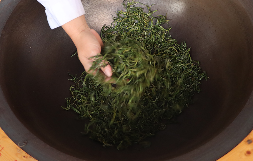 继续翻炒，整个工艺大约需要2个小时。黄紫玥摄