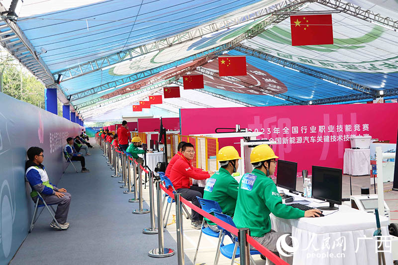 汽车电器装调工项目比赛现场。人民网 付华周摄