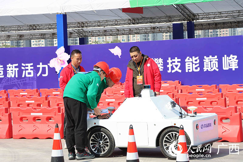 选手正在调试参赛车辆。人民网 付华周摄