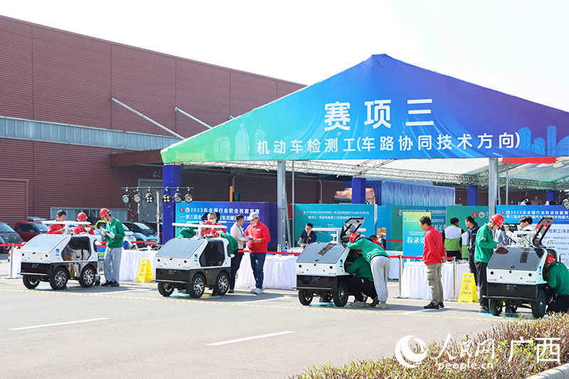 机动车检测工项目比赛现场。人民网 付华周摄