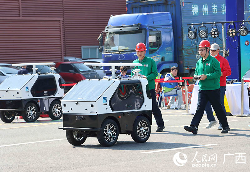 参赛选手操控参赛车辆在赛道上行驶。人民网 付华周摄