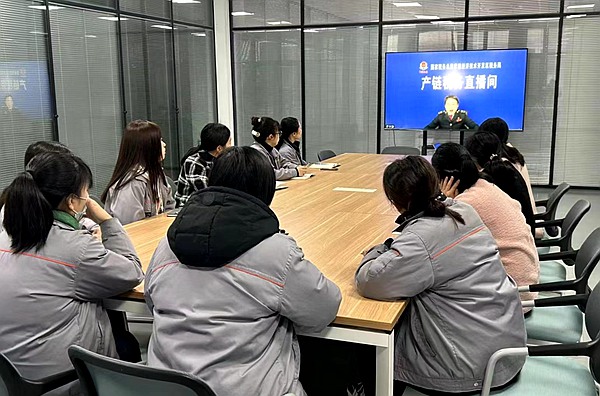 在湖南，湖南智見園區管理服務有限公司組織職工觀看“雲課堂”。常德經濟技術開發區稅務局供圖