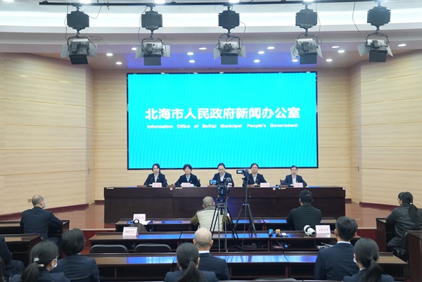 北海市行政審批局召開聚焦項目建設創新工程建設項目審批服務及公共資源交易“全程網辦”新聞發布會。柴文舉攝
