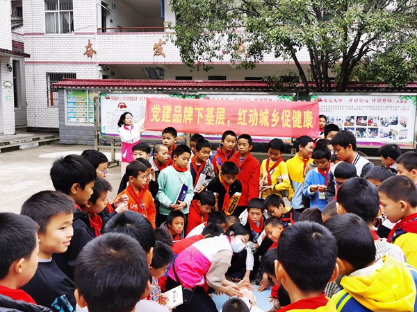給部分男同學示范心肺復蘇急救法