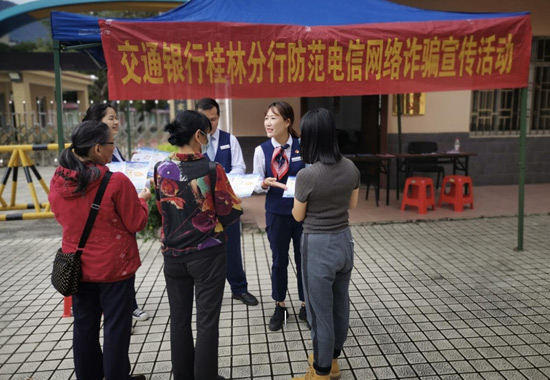 工作人員積極向社區居民普及反電信網絡詐騙法。劉藝琴攝