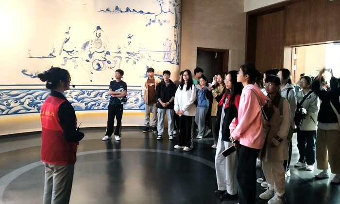 大學生志願者館內講解服務。桂林醫學院供圖