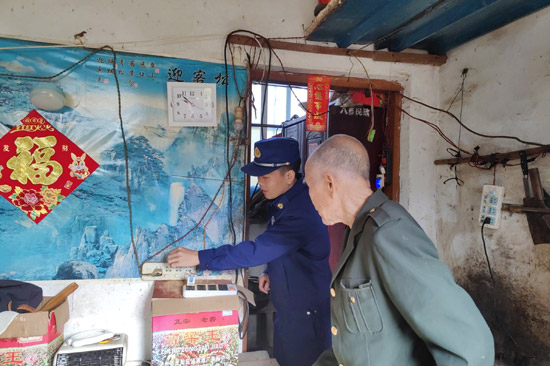 提醒獨居老人用火用電安全。（張憲 攝）