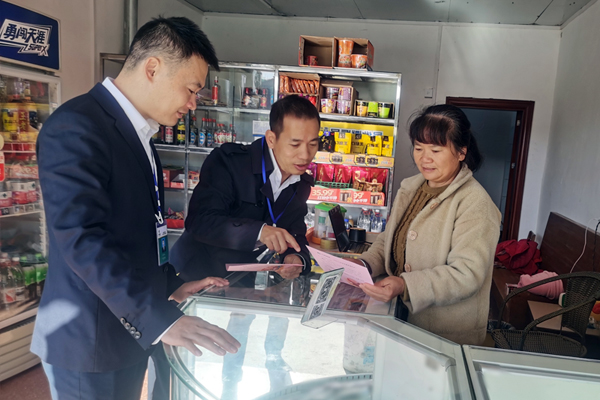 烟草普法工作人员向乡村群众宣传法律知识。陈志连摄