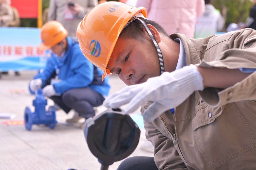 管道安裝技能競賽現場。楊健攝