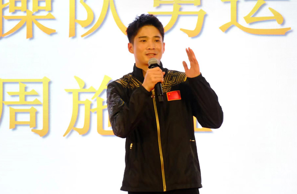 2012年亚锦赛男子双杠金牌获得者周施雄现身发布会现场。宋延康摄