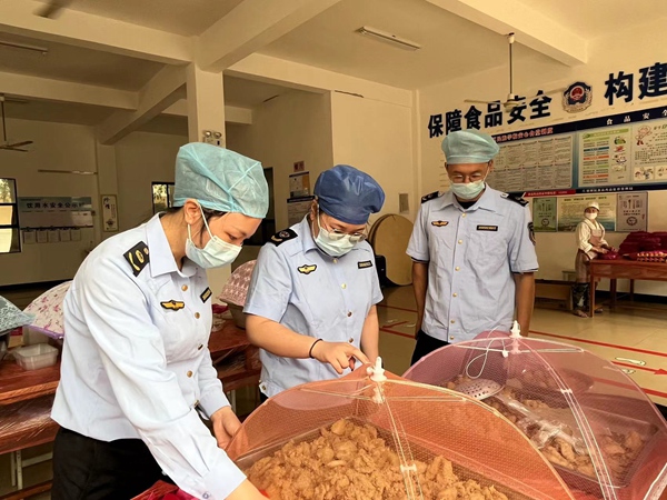 北海市市场监管局执法人员深入学校食堂开展食品安全检查。谢金玲摄