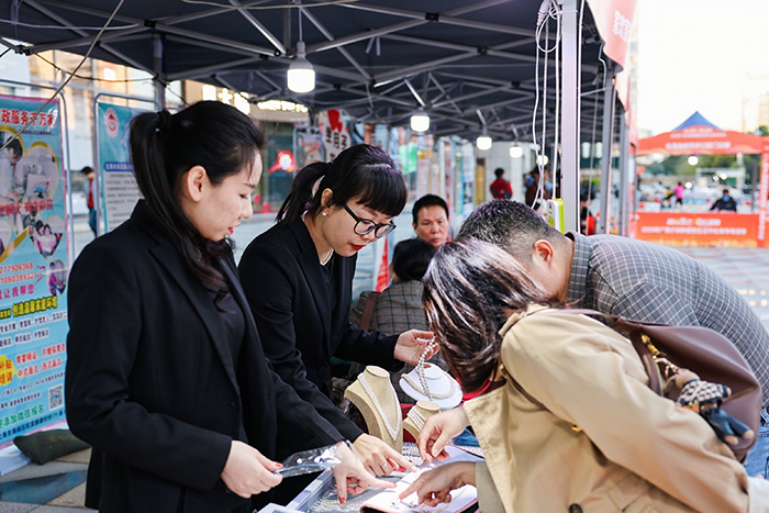 北海市活动现场，居民正在逛展位。广西商务厅供图