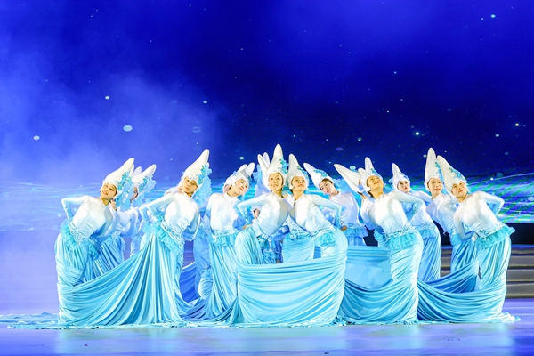 女子群舞《白海豚》。龚瑜浚摄