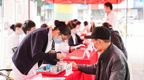 现场开展多学科义诊。主办方供图